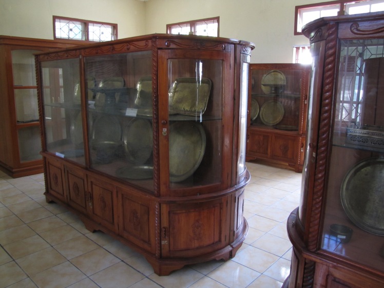 Cases holding artifacts including spears, the antecedents of rice cookers, water basin, and others.
